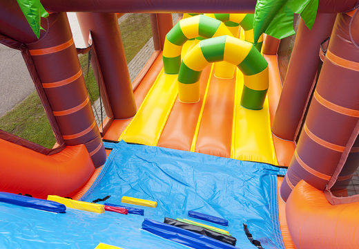Haal uw unieke 17 meter brede stormbaan in jungle thema met 7 spelelementen en kleurrijke objecten nu voor kinderen. Bestel opblaasbare stormbanen bij JB Inflatables Nederland