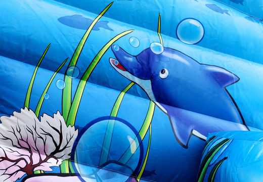 Bestel maxi multiplay springkasteel in thema seaworld met een glijbaan voor kinderen bij JB Inflatables Nederland.  Koop nu online springkastelen  bij JB Inflatables Nederland