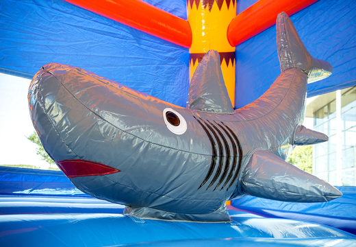 Maxifun super springkasteel in felle kleuren en leuke 3D figuren in haai thema kopen bij JB Inflatables Nederland. Bestel springkastelen nu online bij JB Inflatables Nederland