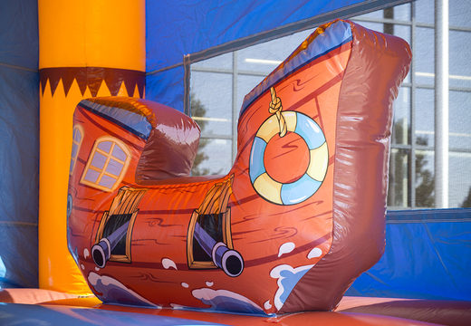Overdekt multifun super springkasteel met glijbaan in thema piraat bestellen voor kinderen. Koop springkastelen online bij JB Inflatables Nederland