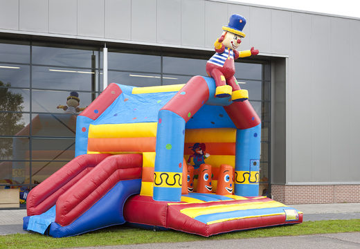 Multifun springkussen in thema clown met een opvallend 3D figuur op het dak kopen voor kids. Bestel springkussens online bij JB Inflatables Nederland