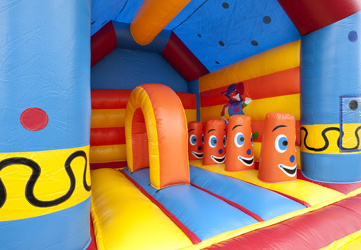 Multifun springkasteel in clown thema met een opvallend 3D figuur aan de bovenkant bestellen voor kids. Koop springkastelen online bij JB Inflatables Nederland