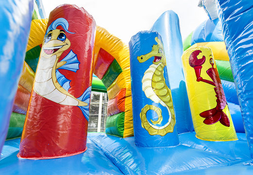 Springkasteel in seaworld met een glijbaan bestellen voor kinderen. Koop opblaasbare springkastelen online bij JB Inflatables Nederland