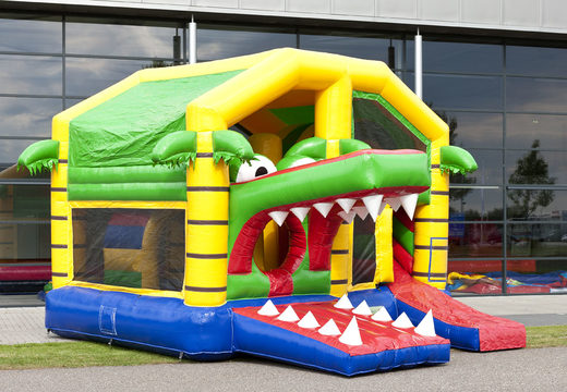 Middelmatig opblaasbare springkasteel in krokodil thema met glijbaan kopen voor kinderen. Bestel opblaasbare springkastelen online bij JB Inflatables Nederland