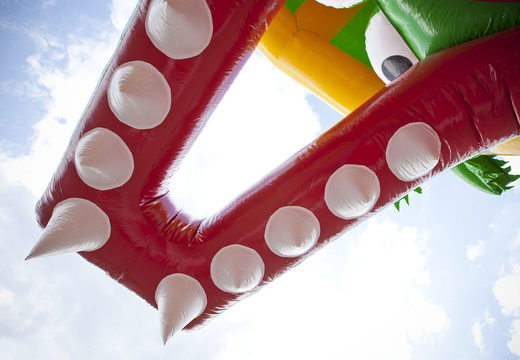 Multiplay krokodil luchtkussen met een glijbaan, leuke objecten op het springvlak en opvallende 3D objecten kopen voor kids. Bestel opblaasbare luchtkussens online bij JB Inflatables Nederland