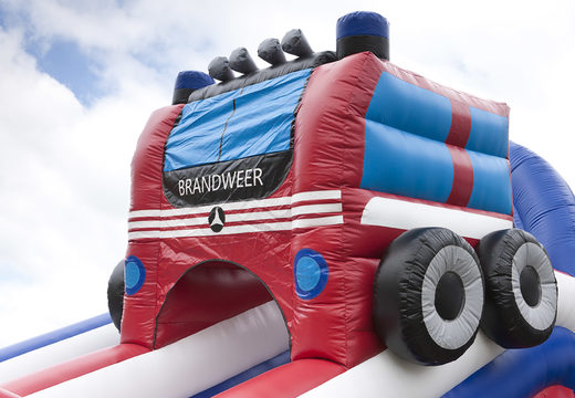 Inflatable glijbaan in thema brandweer met een plonsbad, indrukwekkend 3D object, frisse kleuren en de 3D obstakel voor kinderen kopen. Bestel opblaasbare glijbanen nu online bij JB Inflatables Nederland