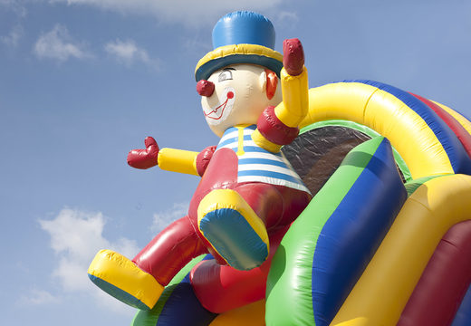 Koop een unieke multifunctionele opblaasbare glijbaan in clown thema met een plonsbad, indrukwekkend 3D object, frisse kleuren en de 3D obstakel voor kinderen. Bestel opblaasbare glijbanen nu online bij JB Inflatables Nederland