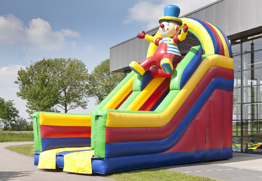 Clown themed opblaasbare glijbaan met een plonsbad, indrukwekkend 3D object, frisse kleuren en de 3D obstakels kopen voor kinderen. Bestel opblaasbare glijbanen nu online bij JB Inflatables Nederland