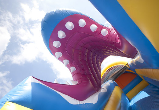 Unieke multifunctionele glijbaan in haai thema met een plonsbad, indrukwekkend 3D object, frisse kleuren en de 3D obstakels voor kinderen bestellen. Koop opblaasbare glijbanen nu online bij JB Inflatables Nederland