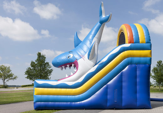Multifunctionele opblaasbare glijbaan in thema haai met een plonsbad, indrukwekkend 3D object, frisse kleuren en de 3D obstakels kopen voor kids. Bestel opblaasbare glijbanen nu online bij JB Inflatables Nederland