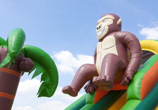 Koop een unieke multifunctionele opblaasbare glijbaan in gorilla thema met een plonsbad, indrukwekkend 3D object, frisse kleuren en de 3D obstakel voor kinderen. Bestel opblaasbare glijbanen nu online bij JB Inflatables Nederland