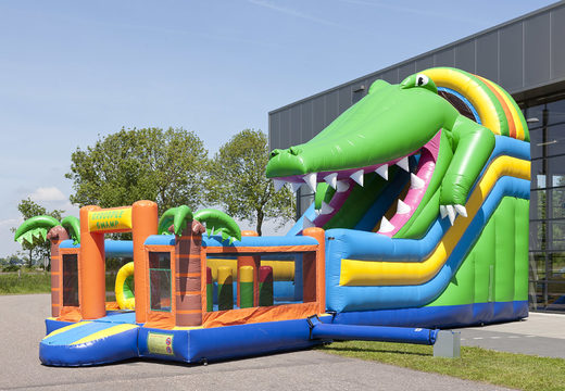 Haal uw opblaasbare multifunctionele glijbaan in thema krokodil met een plonsbad, indrukwekkend 3D object, frisse kleuren en de 3D obstakels nu online. Koop opblaasbare glijbanen bij JB Inflatables Nederland