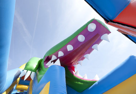 Multifunctionele opblaasbare glijbaan in thema krokodil met een plonsbad, indrukwekkend 3D object, frisse kleuren en de 3D obstakels kopen voor kids. Bestel opblaasbare glijbanen nu online bij JB Inflatables Nederland