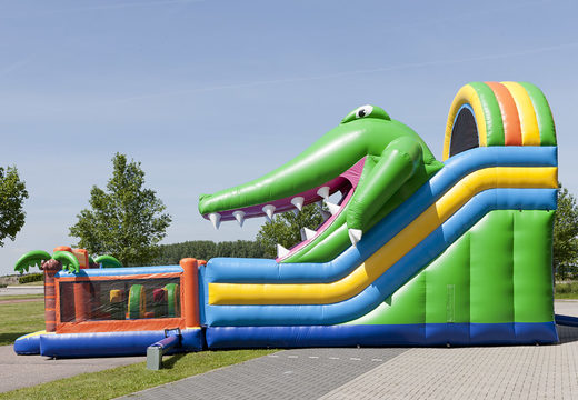 Multiplay opblaasbare glijbaan in krokodil thema met een plonsbad, indrukwekkend 3D object, frisse kleuren en de 3D obstakel voor kinderen kopen. Bestel opblaasbare glijbanen nu online bij JB Inflatables Nederland
