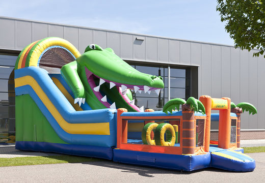 Koop een unieke multifunctionele opblaasbare glijbaan in krokodil thema met een plonsbad, indrukwekkend 3D object, frisse kleuren en de 3D obstakel voor kinderen. Bestel opblaasbare glijbanen nu online bij JB Inflatables Nederland