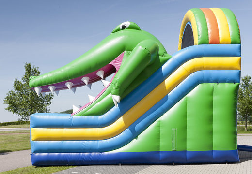 Inflatable glijbaan in thema krokodil met een plonsbad, indrukwekkend 3D object, frisse kleuren en de 3D obstakel voor kinderen kopen. Bestel opblaasbare glijbanen nu online bij JB Inflatables Nederland