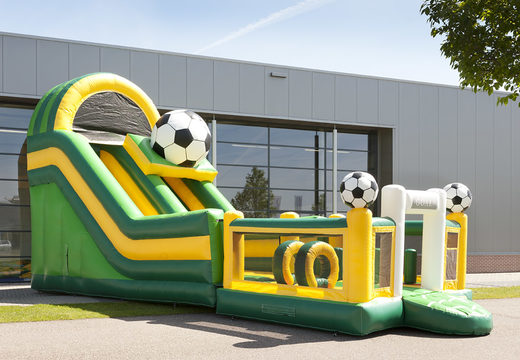 Multifunctionele opblaasbare glijbaan in voetbal thema met een plonsbad, indrukwekkend 3D object, frisse kleuren en de 3D obstakels voor kinderen bestellen. Koop opblaasbare glijbanen nu online bij JB Inflatables Nederland