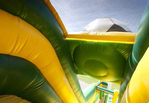 Inflatable glijbaan in thema voetbal met een plonsbad, indrukwekkend 3D object, frisse kleuren en de 3D obstakel voor kinderen kopen. Bestel opblaasbare glijbanen nu online bij JB Inflatables Nederland