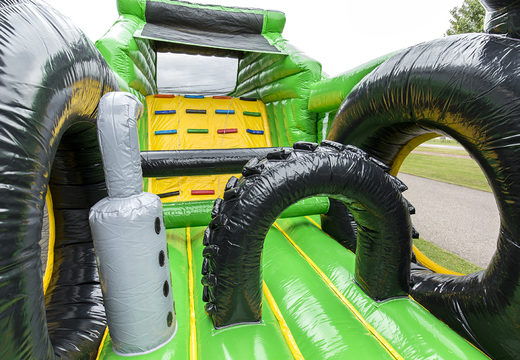 Unieke 17 meter brede hindernisbaan in traktor thema met 7 spelelementen en kleurrijke objecten bestellen voor kids. Koop opblaasbare stormbanen nu online bij JB Inflatables Nederland