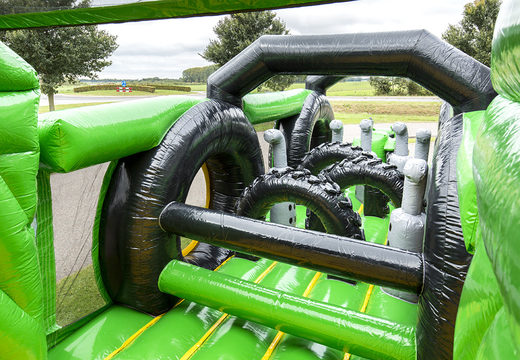Koop opblaasbare stormbaan 17 meter breed, in thema traktor met 7 spelelementen en kleurrijke objecten voor kinderen. Bestel opblaasbare stormbanen nu online bij JB Inflatables Nederland