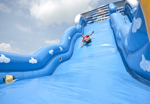 Bestel inflatable glijbaan in thema Wave met golvend glij-oppervlak en leuke onderwaterwereldprints voor kinderen. Koop opblaasbare glijbanen nu online bij JB Inflatables Nederland