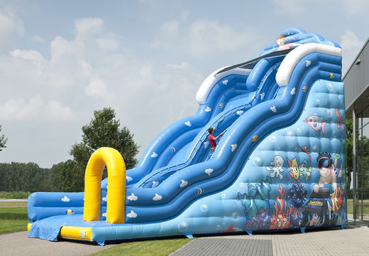 Haal uw inflatable glijbaan in Wave thema met golvend glij-oppervlak en leuke onderwaterwereldprints voor kinderen. Bestel opblaasbare glijbanen nu online bij JB Inflatables Nederland