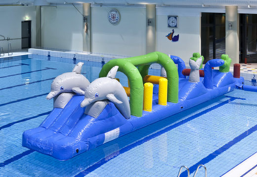 Coole zwembad run in thema dolfijn met uitdagende obstakel objecten voor zowel jong als oud. Bestel opblaasbare zwembadspelen nu online bij JB Inflatables Nederland 
