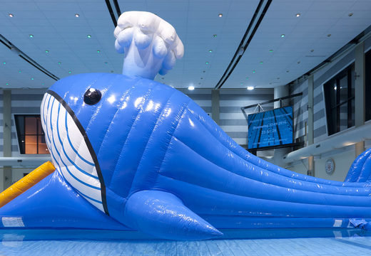 Unieke opblaasbare Obstakel Run in thema walvis met uitdagende obstakel objecten bestellen voor zowel jong als oud. Koop opblaasbare waterattracties nu online bij JB Inflatables Nederland 