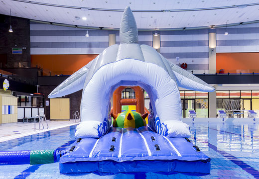 Inflatable glijbaan in thema dolfijn voor zowel jong als oud bestellen. Koop opblaasbare zwembadspelen nu online bij JB Inflatables Nederland 