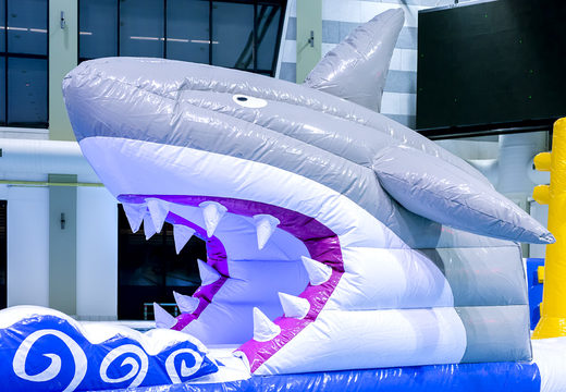 Spectaculaire opblaasbare haairun stormbaan in een uniek design met grappige 3D-objecten en maar liefst 2 glijbanen kopen voor kids. Bestel opblaasbare waterattracties nu online bij JB Inflatables Nederland