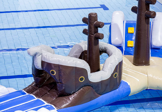 Unieke opblaasbare piratenrun stormbaan  in een uniek design met grappige 3D-objecten en maar liefst 2 glijbanen kopen voor zowel jong als oud. Bestel opblaasbare zwembadspelen nu online bij JB Inflatables Nederland 