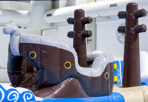 Spectaculaire opblaasbare piratenrun stormbaan in een uniek design met grappige 3D-objecten en maar liefst 2 glijbanen kopen voor kids. Bestel opblaasbare waterattracties nu online bij JB Inflatables Nederland