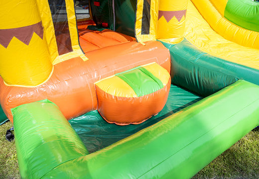 Springkussen in thema jungle met een glijbaan kopen voor kinderen. Bestel opblaasbare springkussens online bij JB Inflatables Nederland