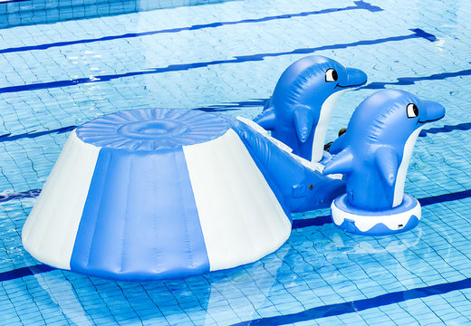 Eilandslide dolfijn luchtdicht met de vrolijke 3D dolfijnen en het coole design voor zowel jong als oud kopen. Bestel opblaasbare waterattracties nu online bij JB Inflatables Nederland 