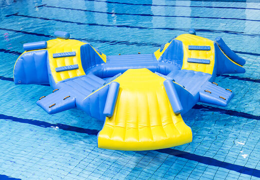 Bestel luchtdichte opblaasbare triangle eiland in de kleuren rood/blauw/wit voor zowel jong als oud. Koop opblaasbare waterattracties nu online bij JB Inflatables Nederland 