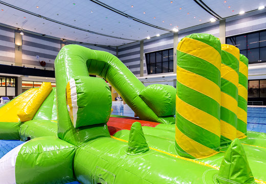 Inflatable glijbaan in thema krokodil voor zowel jong als oud bestellen. Koop opblaasbare zwembadspelen nu online bij JB Inflatables Nederland 