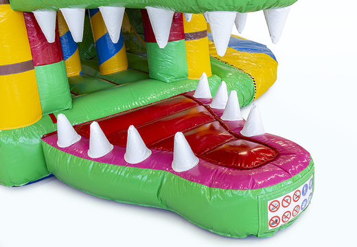 Overdekt opblaasbaar multiplay springkasteel met glijbaan kopen in krokodil thema voor kids. Bestel opblaasbare springkastelen online bij JB Inflatables Nederland