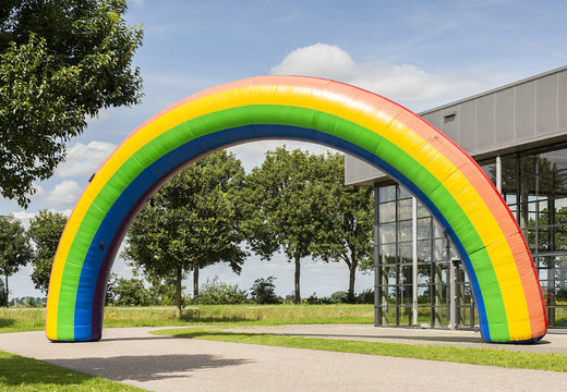 15x8m opblaasbare finishboog in regenboog kleuren direct online kopen bij JB Inflatables Nederland. Bestel opblaasbare bogen in standaard kleuren en afmetingen