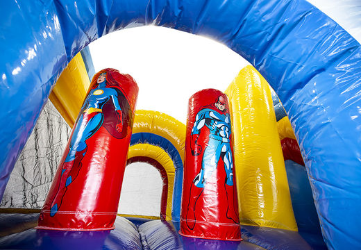 Springkussen in thema superheld met een glijbaan kopen voor kinderen. Bestel opblaasbare springkussens online bij JB Inflatables Nederland