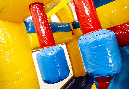 Springkasteel in superhero met een glijbaan bestellen voor kinderen. Koop opblaasbare springkastelen online bij JB Inflatables Nederland