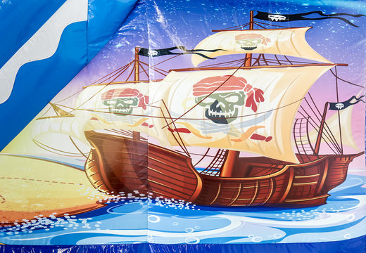 Springkasteel in piraat thema met een glijbaan bestellen voor kinderen. Koop opblaasbare springkastelen online bij JB Inflatables Nederland