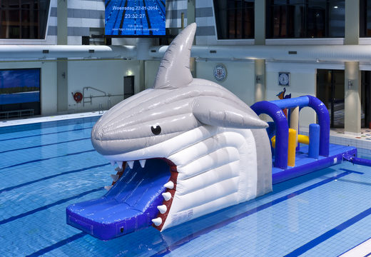 Koop luchtdichte Obstakel Run in thema haai met uitdagende obstakel objecten voor kinderen. Bestel opblaasbare stormbanen nu online bij JB Inflatables Nederland 