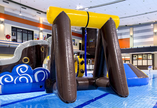 Inflatable luchtdichte piraten speeleiland met een liaan, klimtoren ronde glijbaan en obstakels voor zowel jong als oud bestellen. Koop opblaasbare zwembadspelen nu online bij JB Inflatables Nederland 
