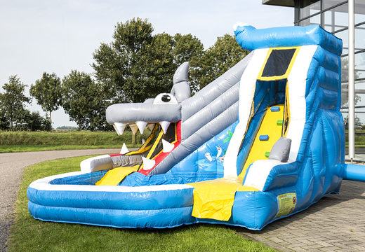 Koop opblaasbaar multiplay springkasteel in thema haai voor kinderen bij JB Inflatables Nederland. Bestel springkastelen online bij JB Inflatables Nederland