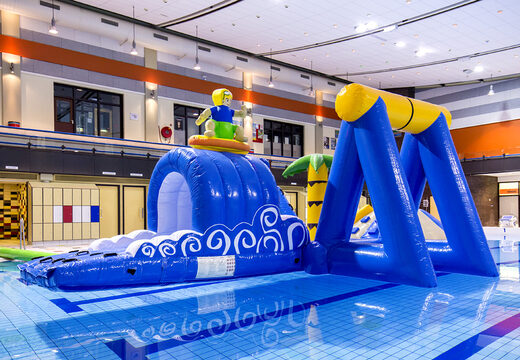 Koop luchtdichte speeleiland in thema surfer met een liaan, klimtoren ronde glijbaan en obstakels voor kinderen. Bestel opblaasbare zwembadspelen nu online bij JB Inflatables Nederland 