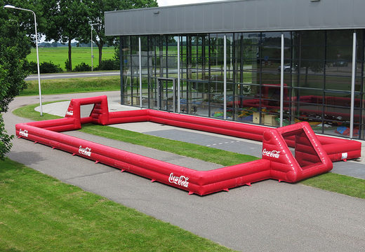 Coca Cola rode voetbalboarding kopen voor diverse evenementen. Bestel een voetbalboarding nu online bij JB Inflatables Nederland