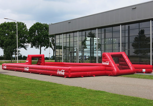 Opblaasbare maatwerk rood Coca Cola voetbalboarding kopen voor diverse evenementen. Bestel een voetbalboarding nu online bij JB Inflatables Nederland