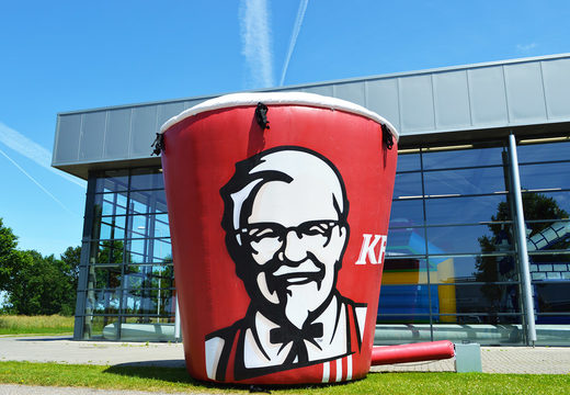 Koop een full colour print 3 meter hoge KFC bucket productvergroting en een blower nu. Bestel nu opblaasbare blow-ups online bij JB Inflatables Nederland 