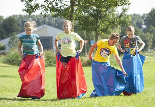 Bestel rode en blauwe springzakken voor zowel oud als jong. Koop opblaasbare zeskamp artikelen online bij JB Inflatables Nederland