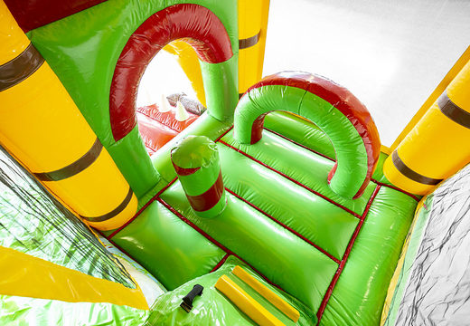 Springkasteel in jungleworld thema met een glijbaan bestellen voor kinderen. Koop opblaasbare springkastelen online bij JB Inflatables Nederland